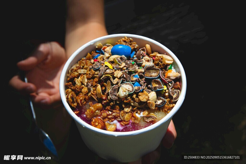 手持美味谷物坚果碗