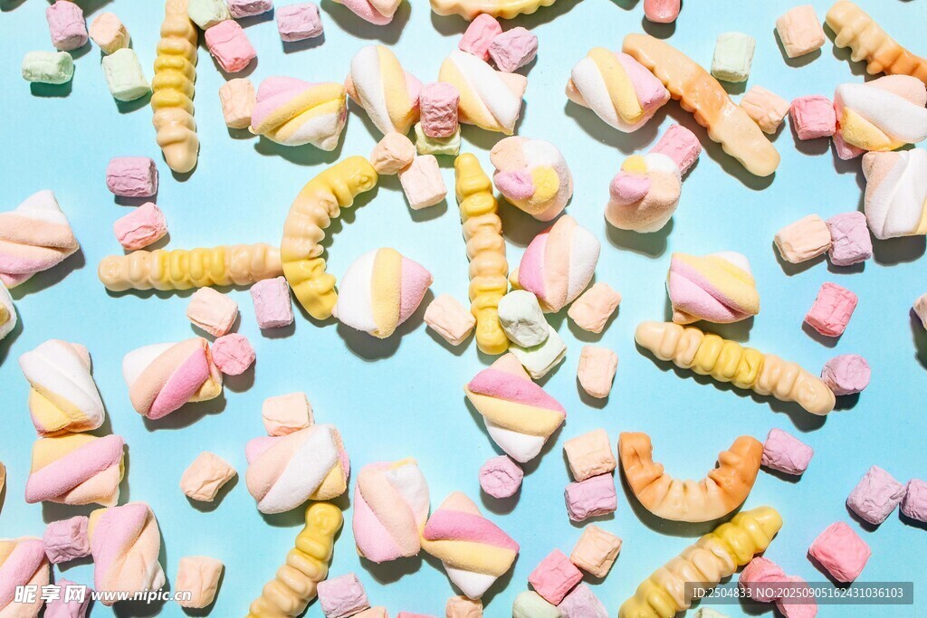 多彩糖果散落蓝色背景