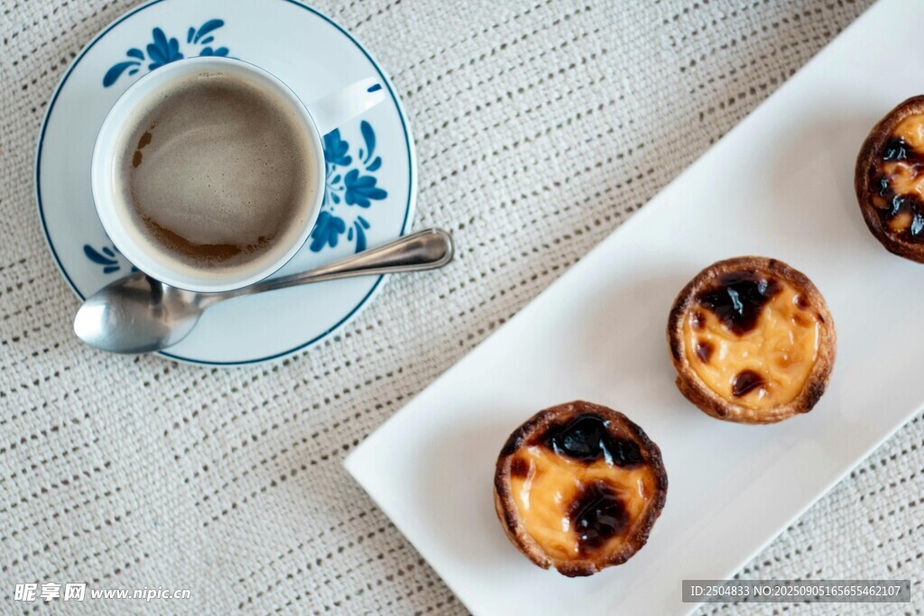 咖啡配蛋挞的惬意时光