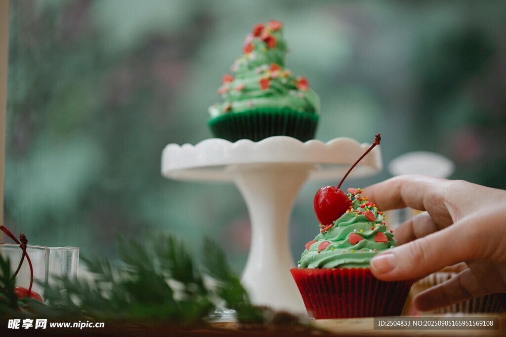 圣诞风纸杯蛋糕诱人瞬间