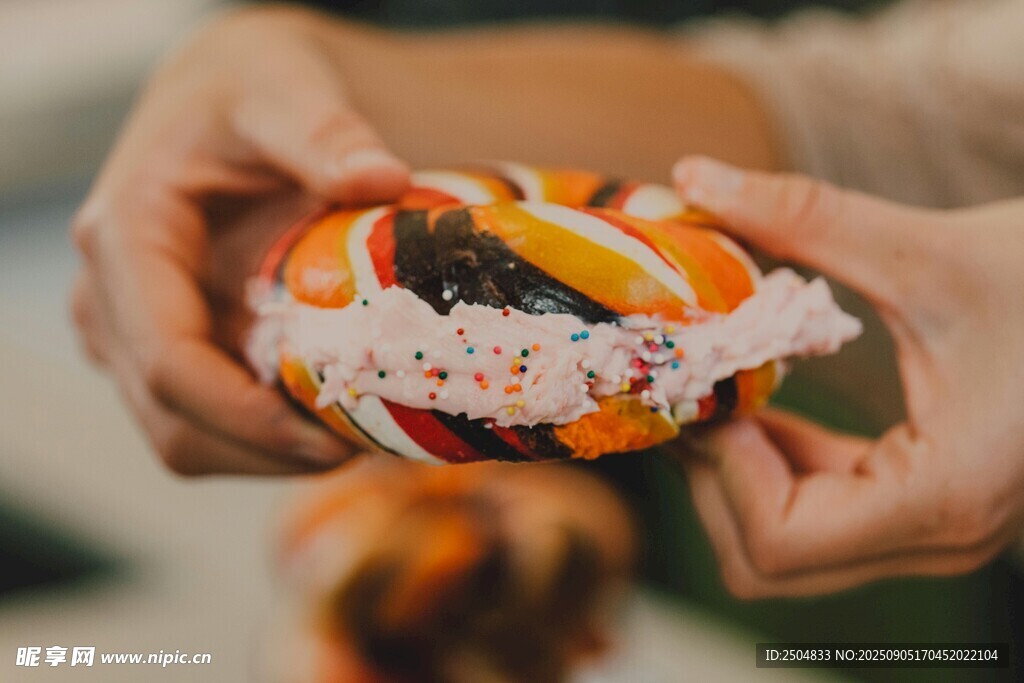 双手捧彩色装饰小南瓜