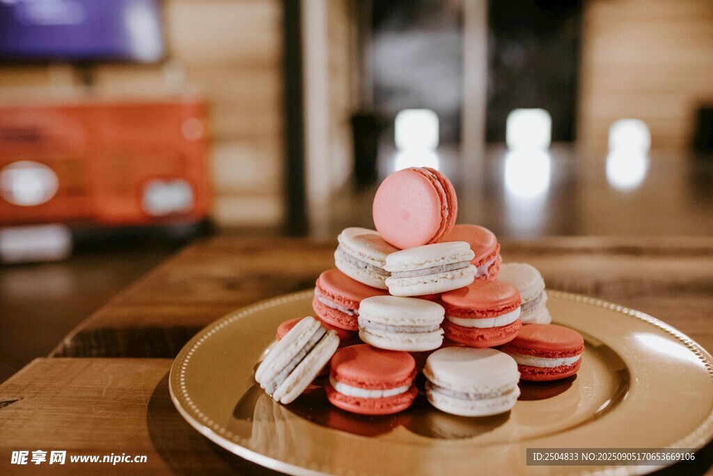 马卡龙堆叠在金色托盘上