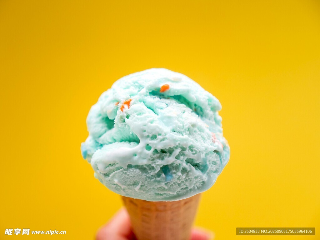 手持薄荷味冰淇淋球