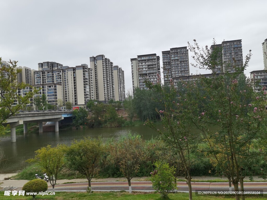 城市河畔绿意住宅区景观