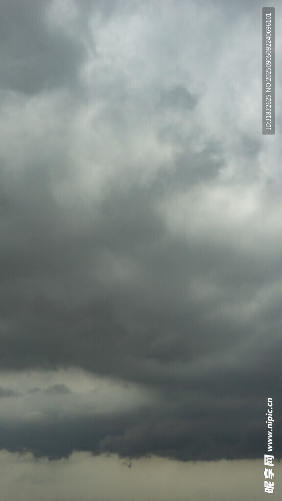 乌云密布的阴沉天空