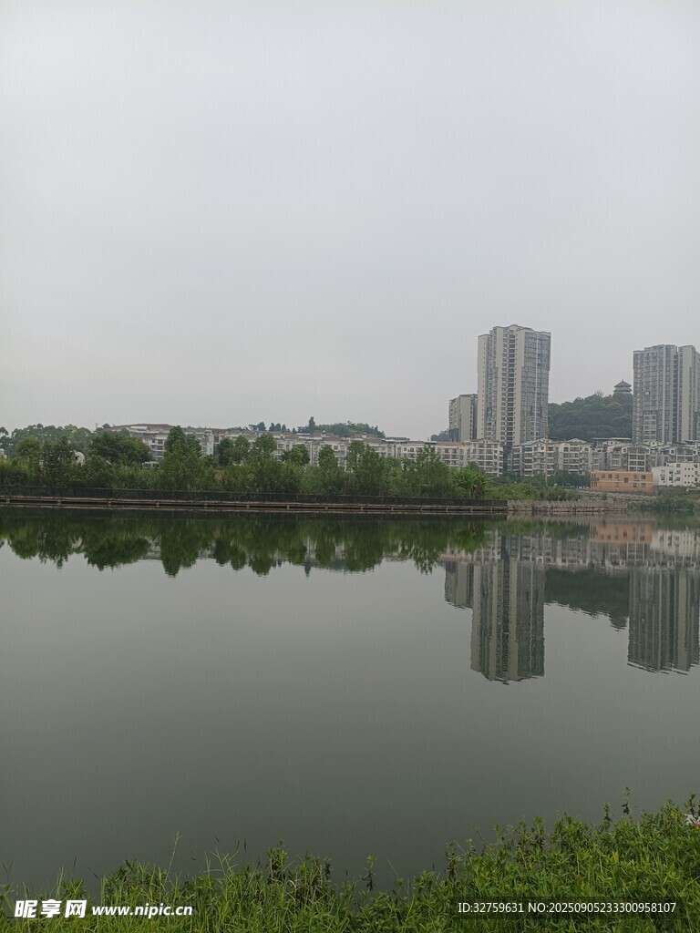 湖畔城市景观倒影