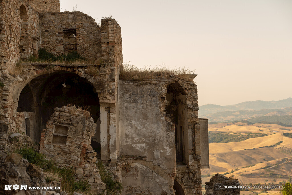 古老废墟俯瞰广袤大地