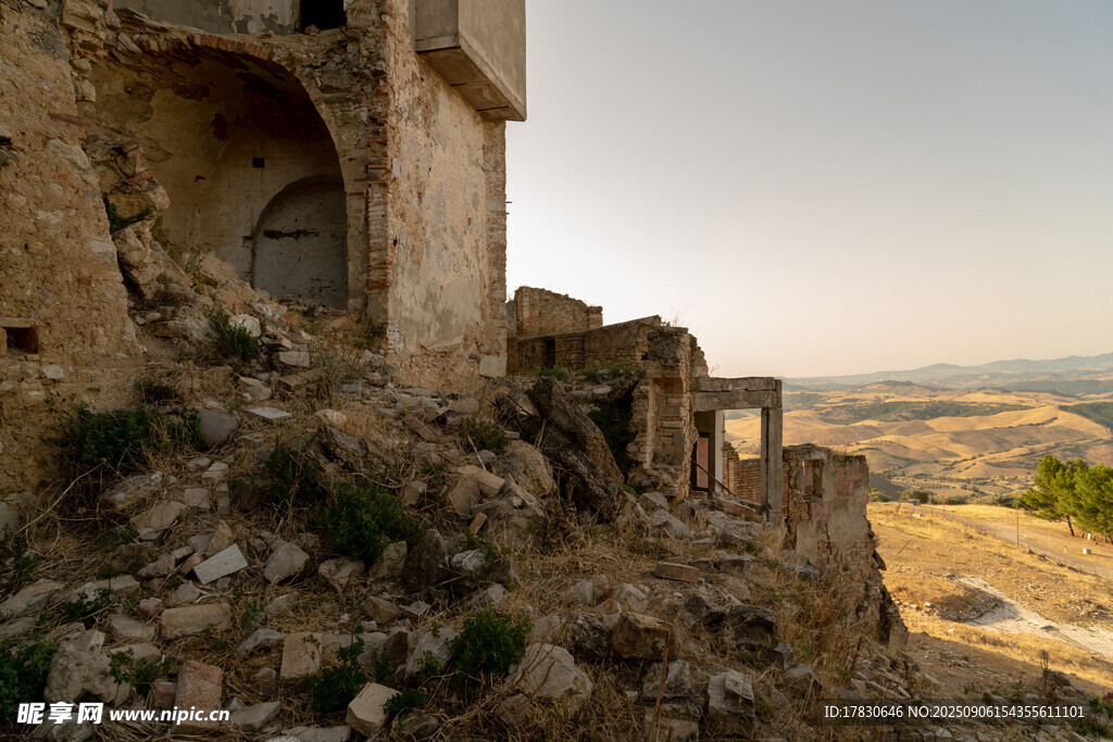 古老废墟屹立于荒野之上