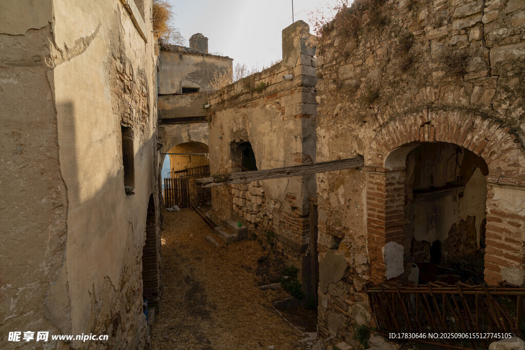 古老小巷的石砌建筑风貌
