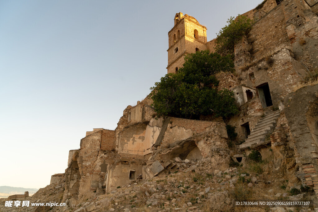 古老悬崖上的神秘建筑遗迹