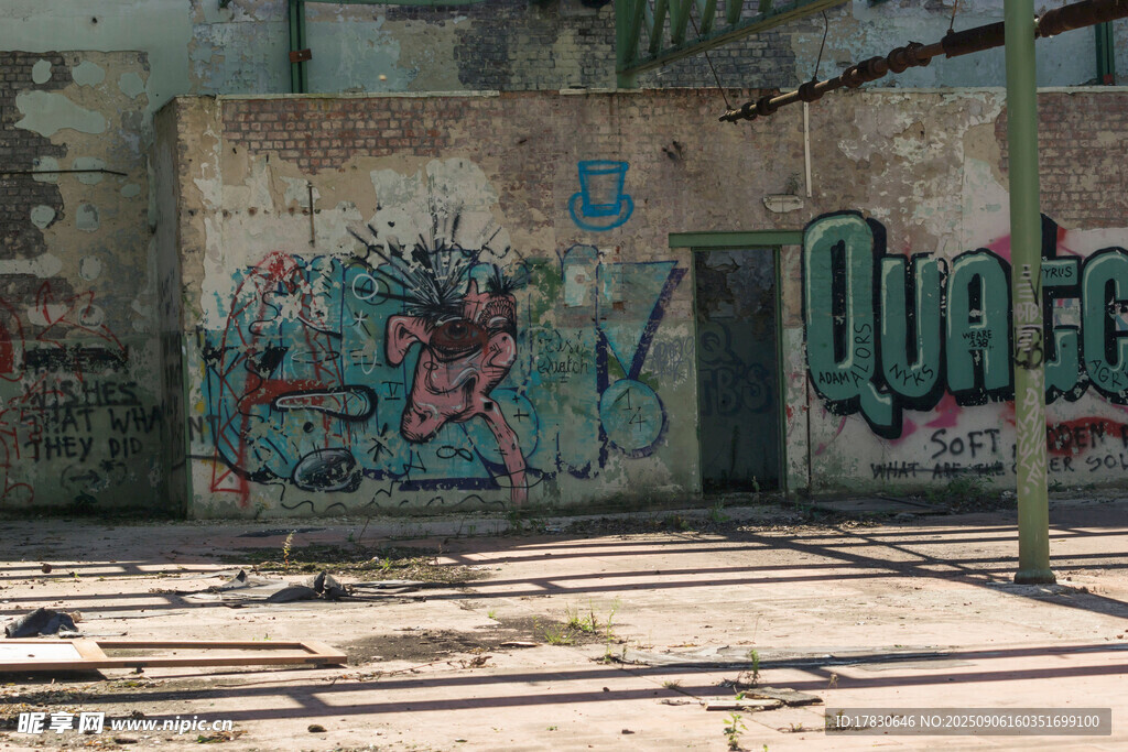 废弃建筑上的多彩涂鸦