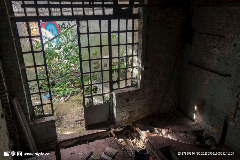 破旧房间内透过铁窗望外景