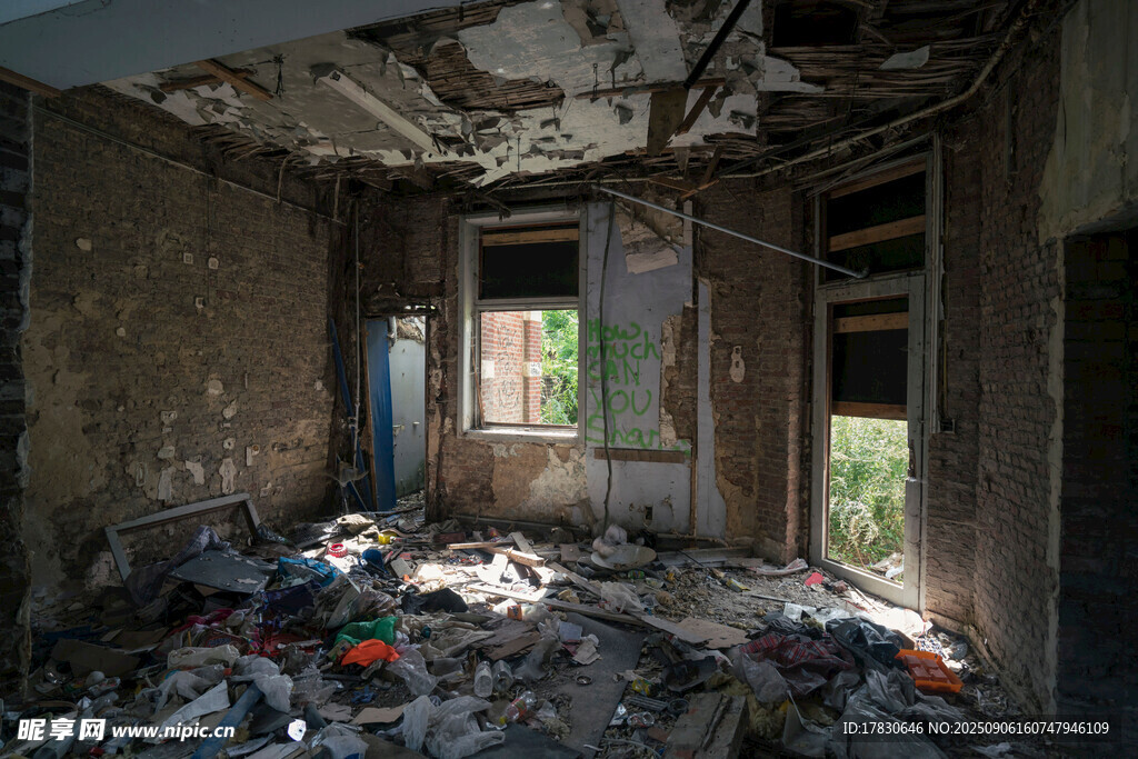 废弃破旧房间内杂乱场景
