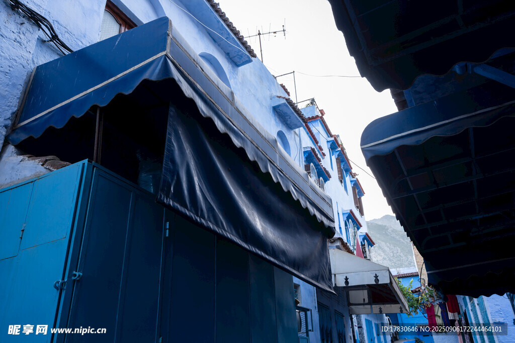 老旧街边店铺外观一角