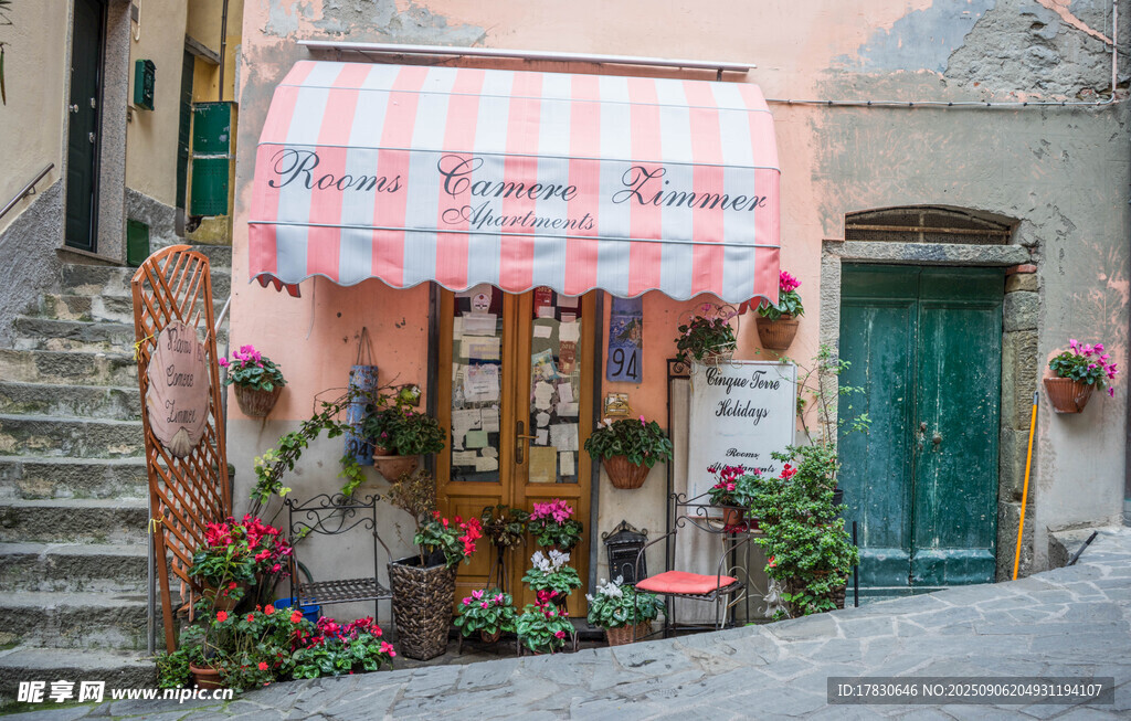 意式风情街边温馨小店