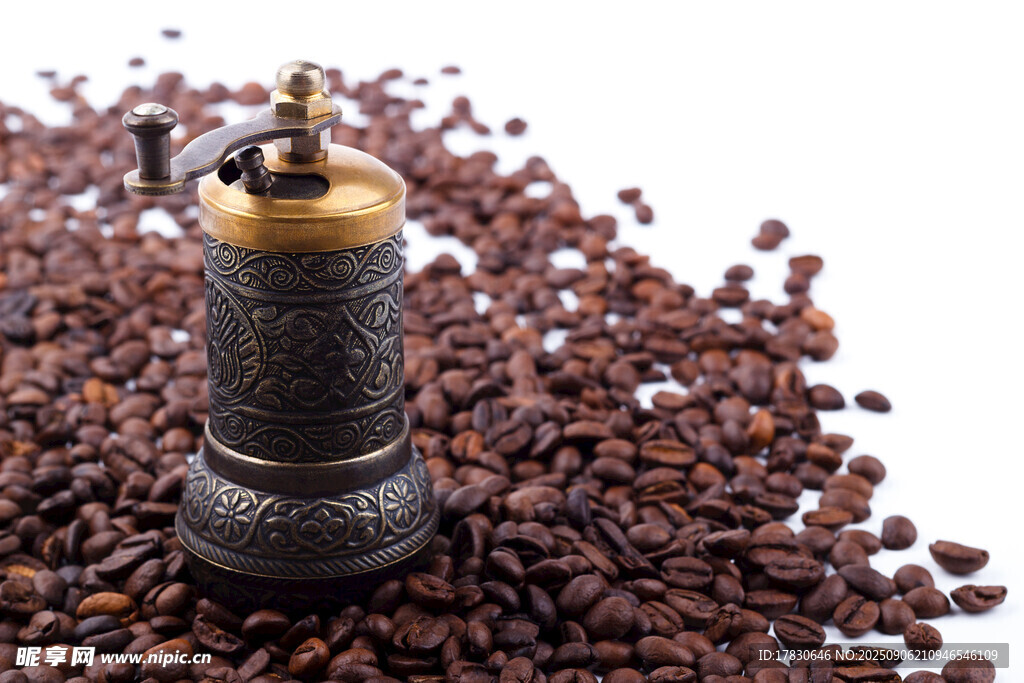 复古咖啡研磨器与咖啡豆