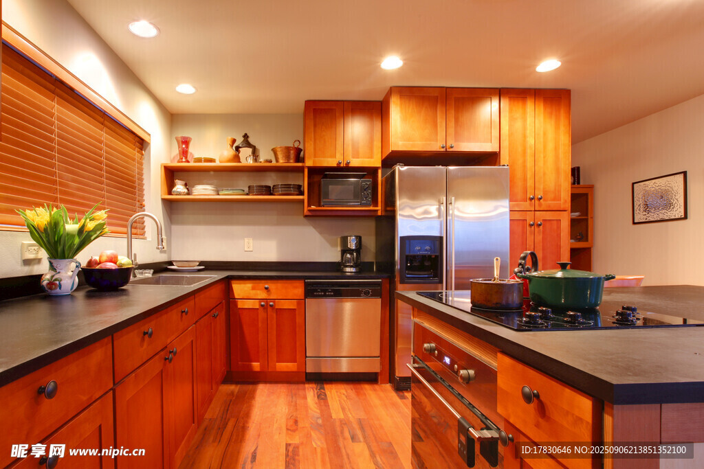 现代木质厨房温馨空间