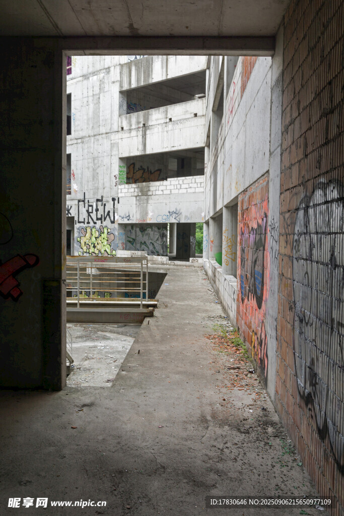 废弃建筑间的狭窄通道