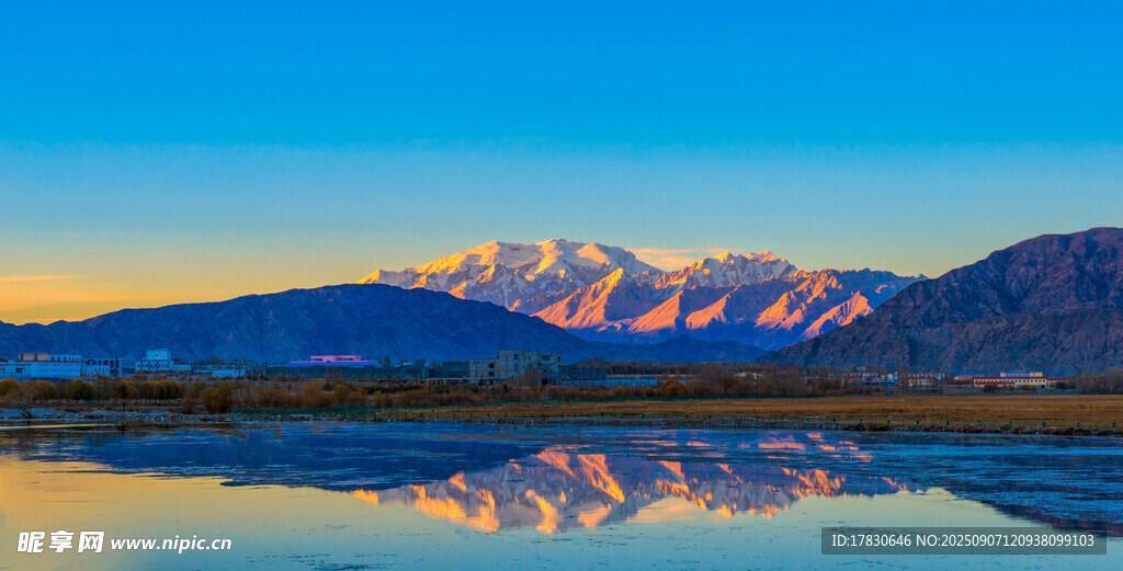 壮丽雪山倒映于平静湖面