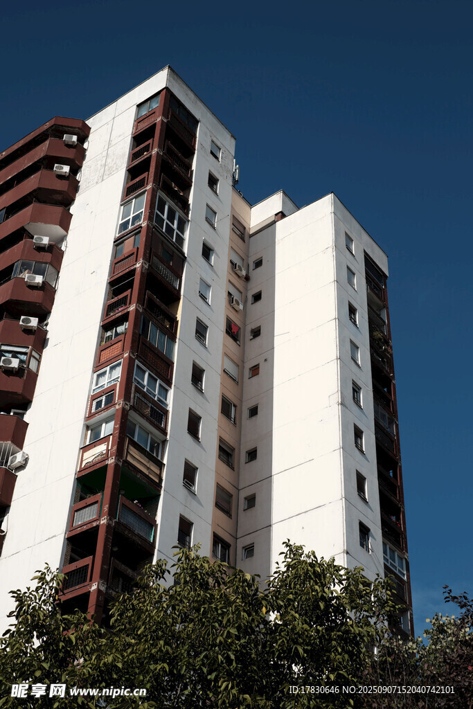高层居民楼外观
