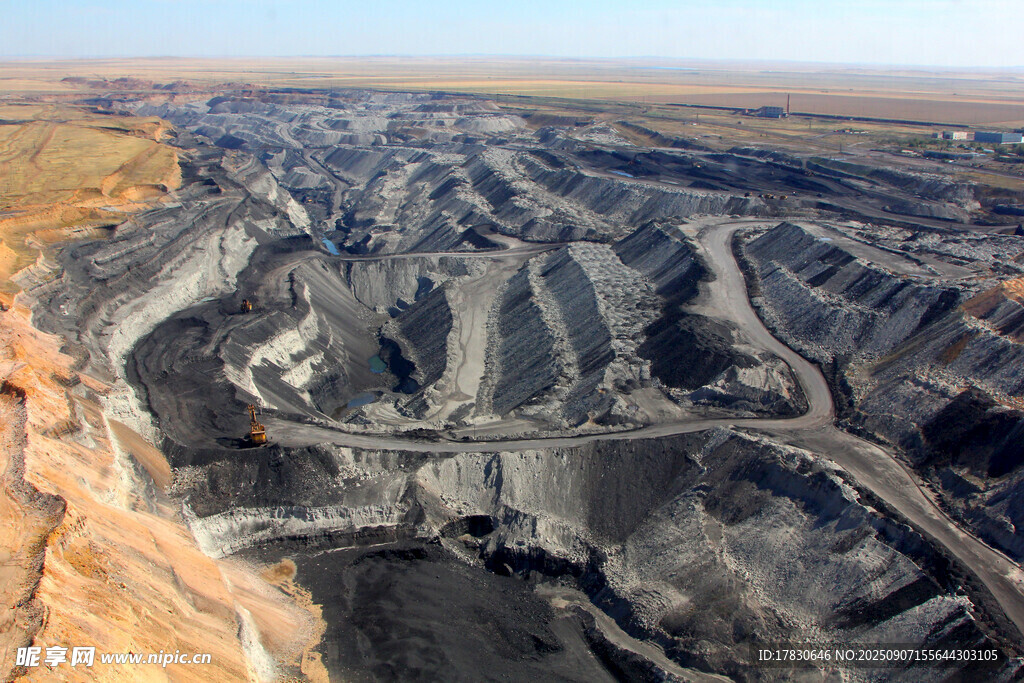 露天煤矿壮观开采场景