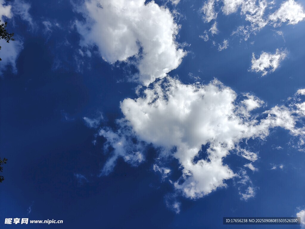 蓝天中的蓬松白云