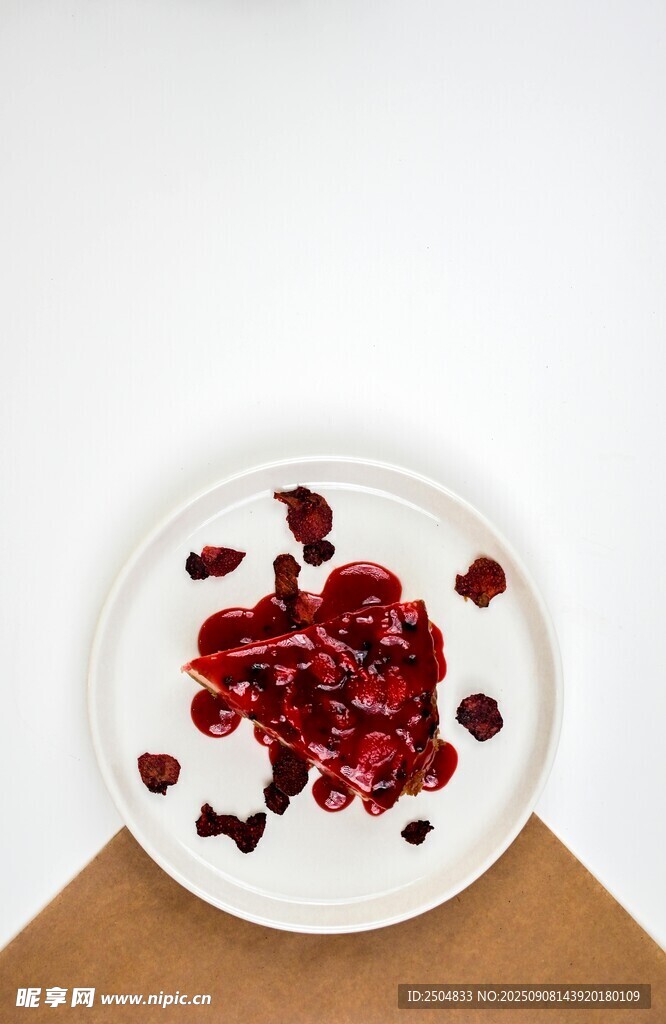 白色盘上的红色樱桃碎