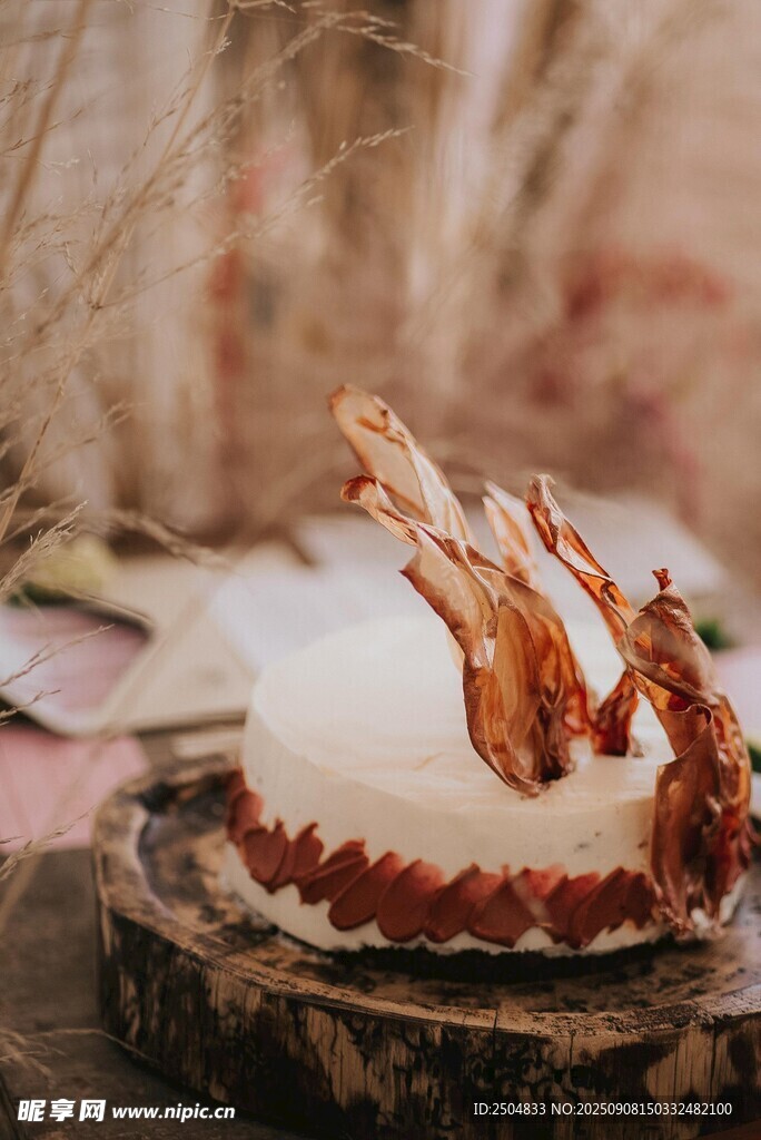 精致培根装饰的美味蛋糕