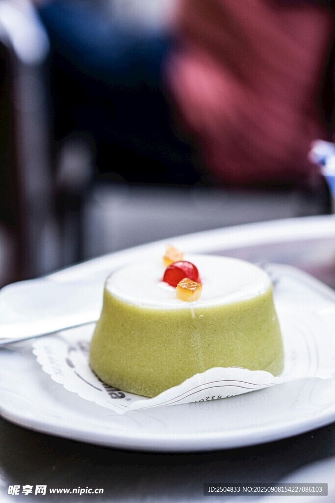 精致绿色布丁配红色点缀