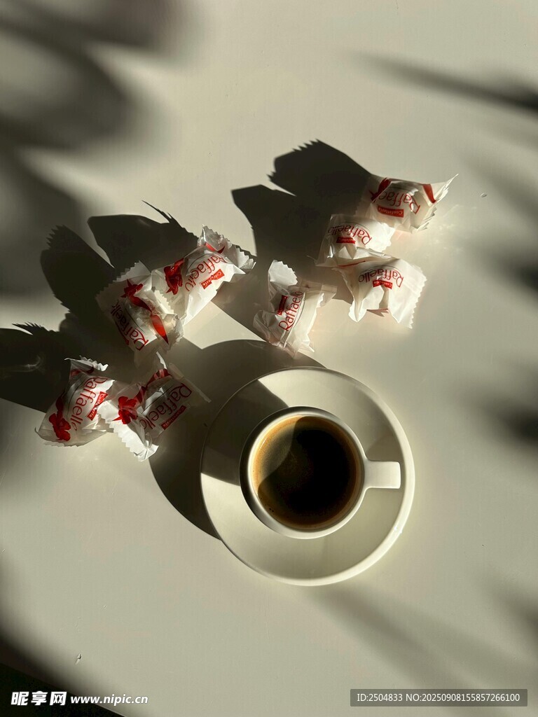 精致咖啡与糖果的惬意组合