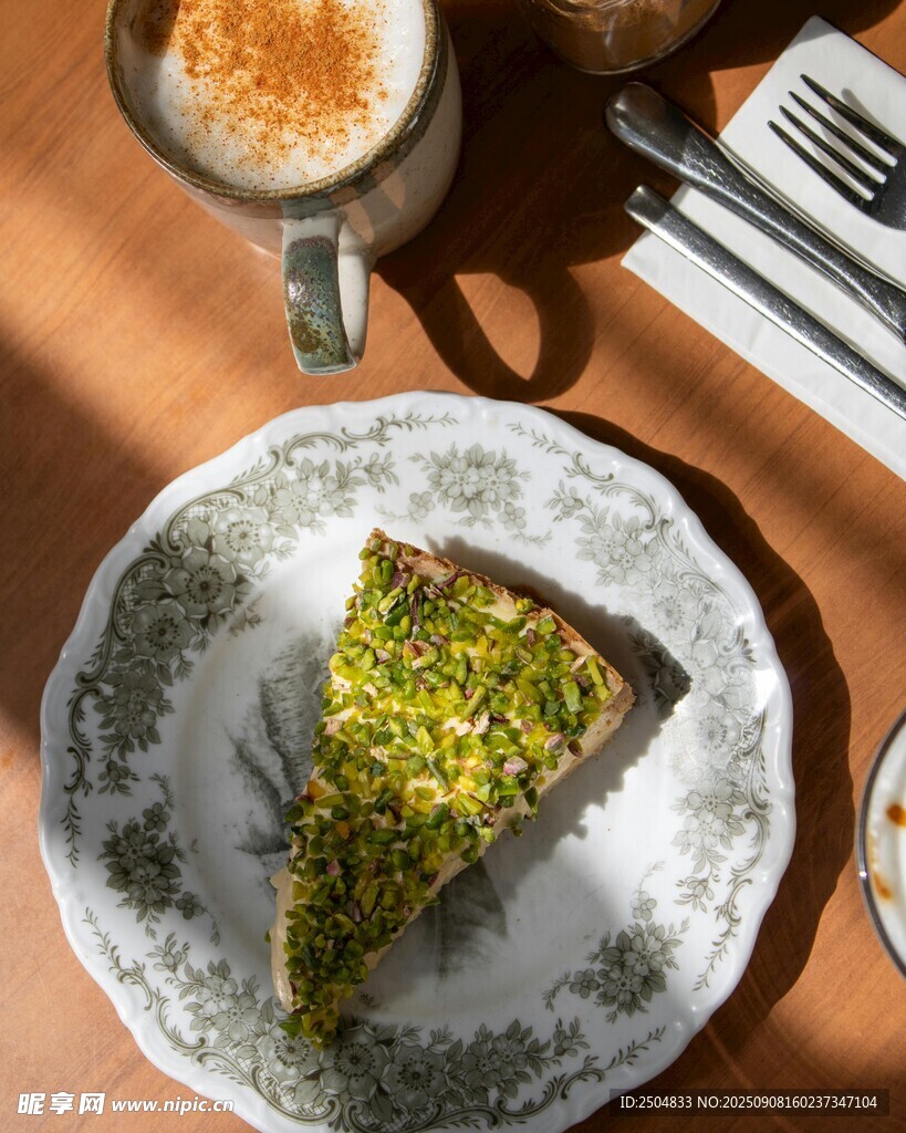 美味开心果蛋糕与咖啡