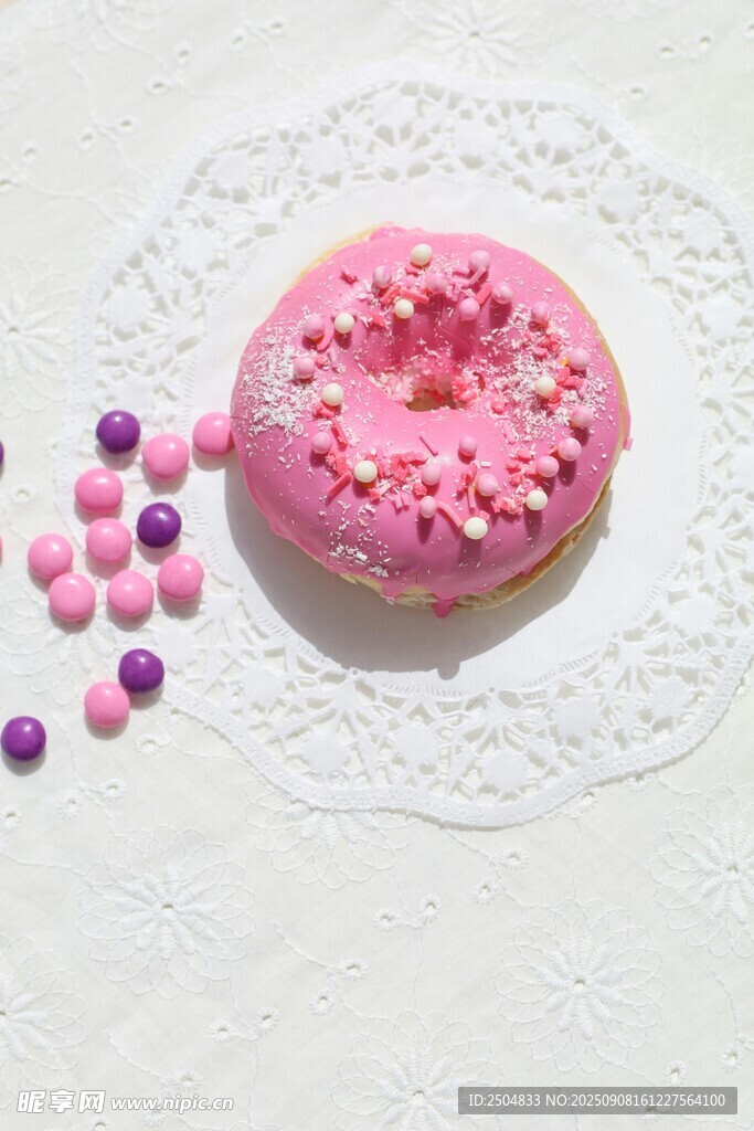粉色甜甜圈配彩色糖珠