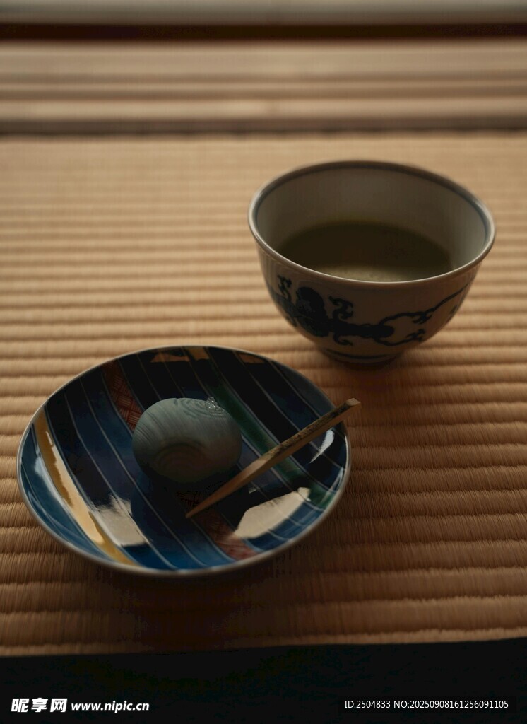 日式茶具摆放在竹席上