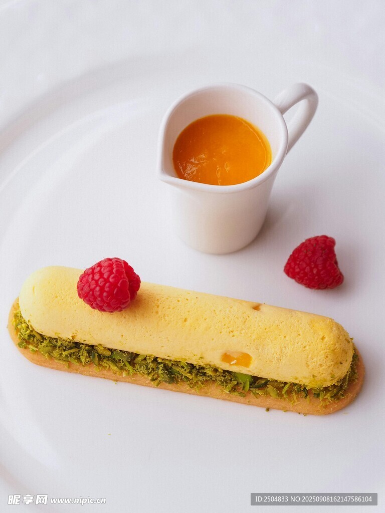 抹茶甜点配树莓与酱汁