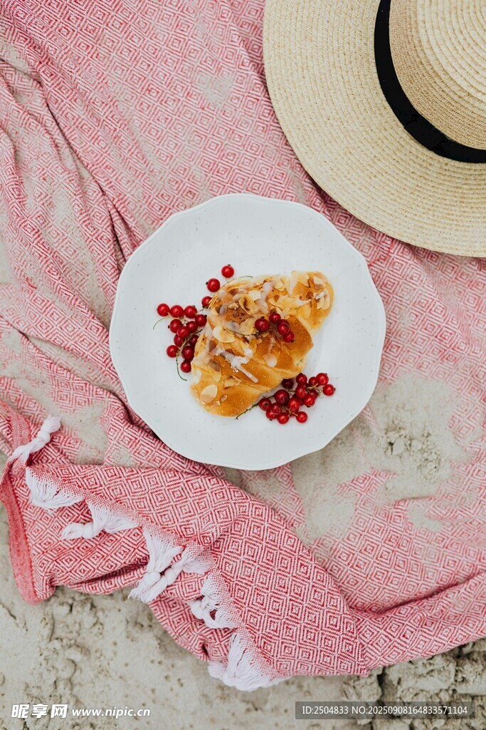 沙滩上的美味早餐拼盘