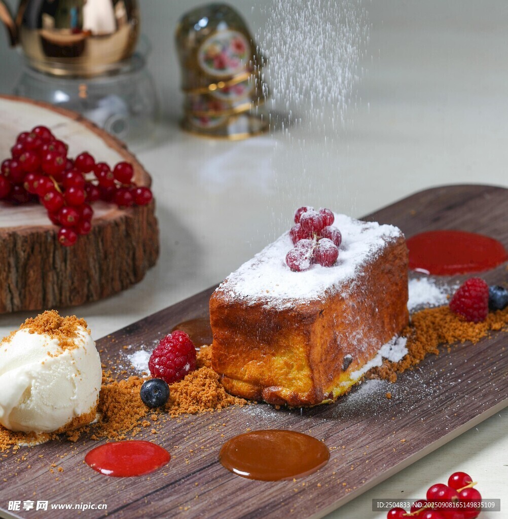 美味甜点配浆果与冰淇淋