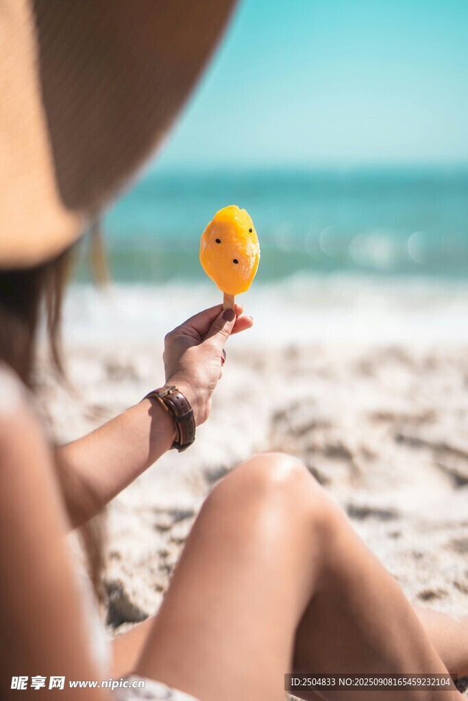 海滩上手持黄色玩具的女子