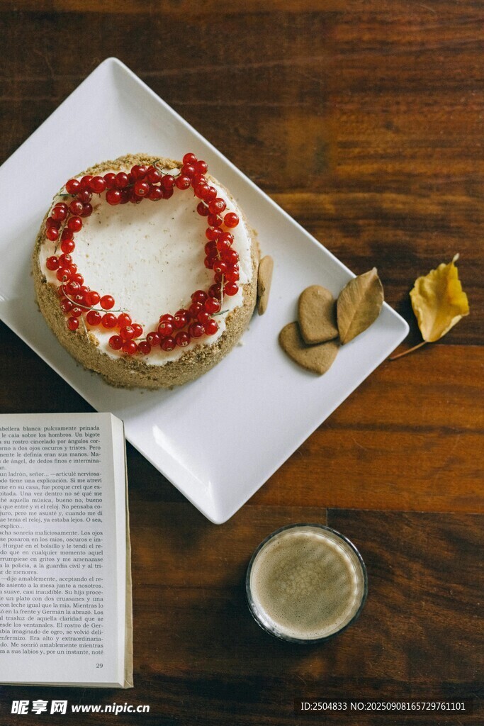 精致甜点与饮品的惬意组合