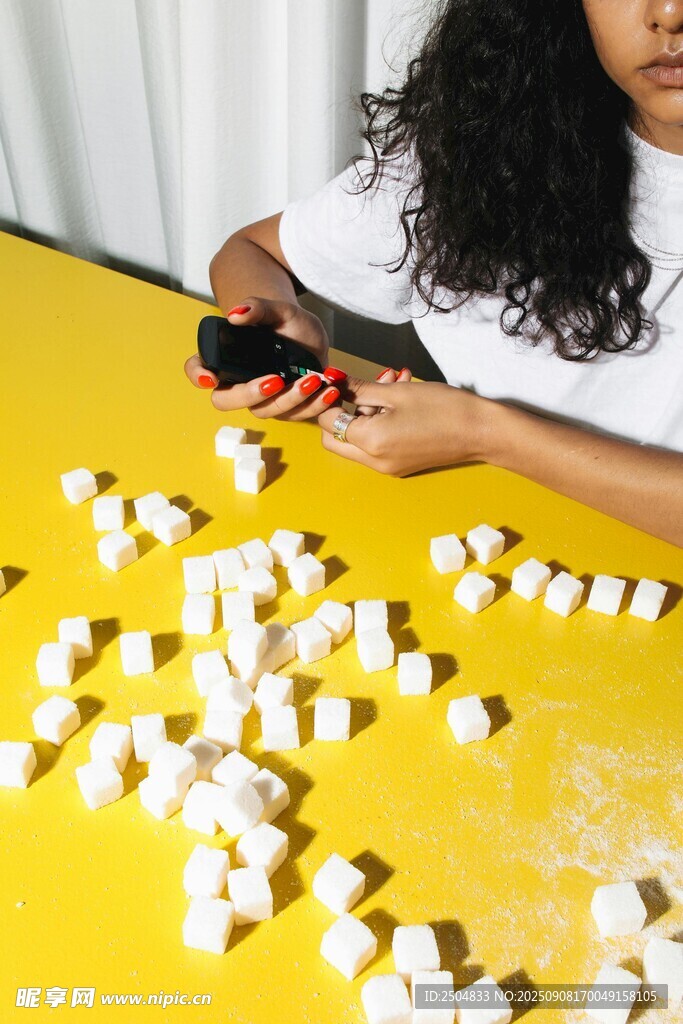 女子摆弄黄色桌上的棉花糖