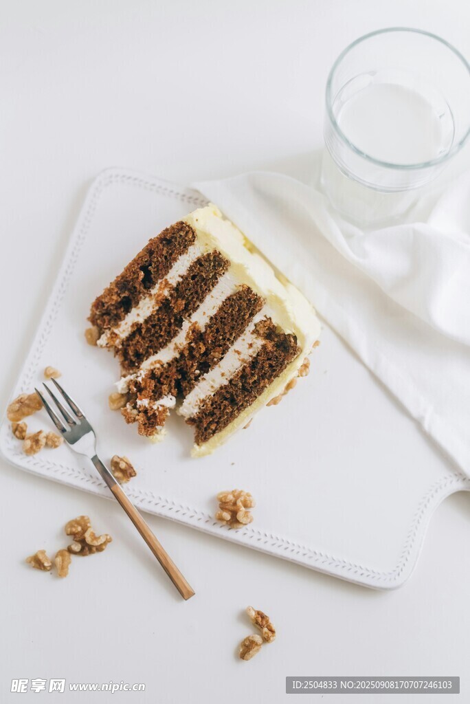 美味核桃蛋糕配饮品