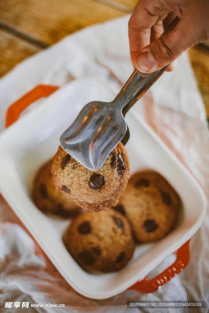 舀取美味冰淇淋瞬间