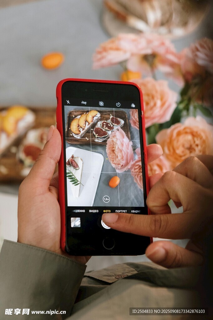 手持手机拍摄美食瞬间