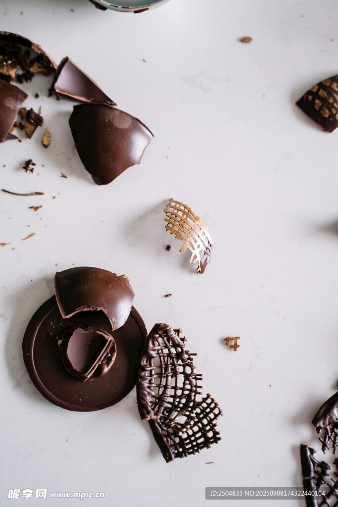 散落的巧克力与杯具