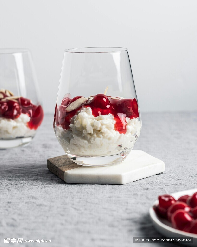 玻璃杯中美味的浆果米饭