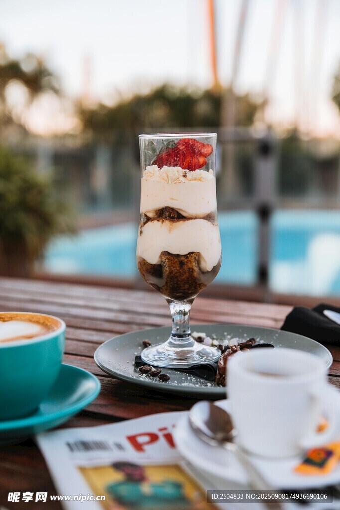 户外惬意的精致早餐时光