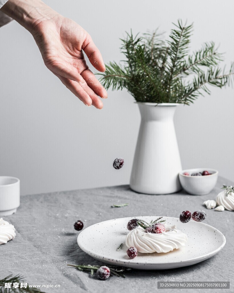 伸手取甜点的优雅瞬间