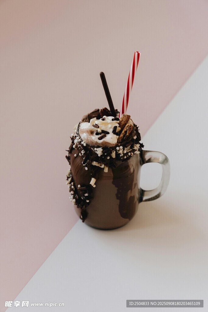 巧克力饮品配奶油与可可粉