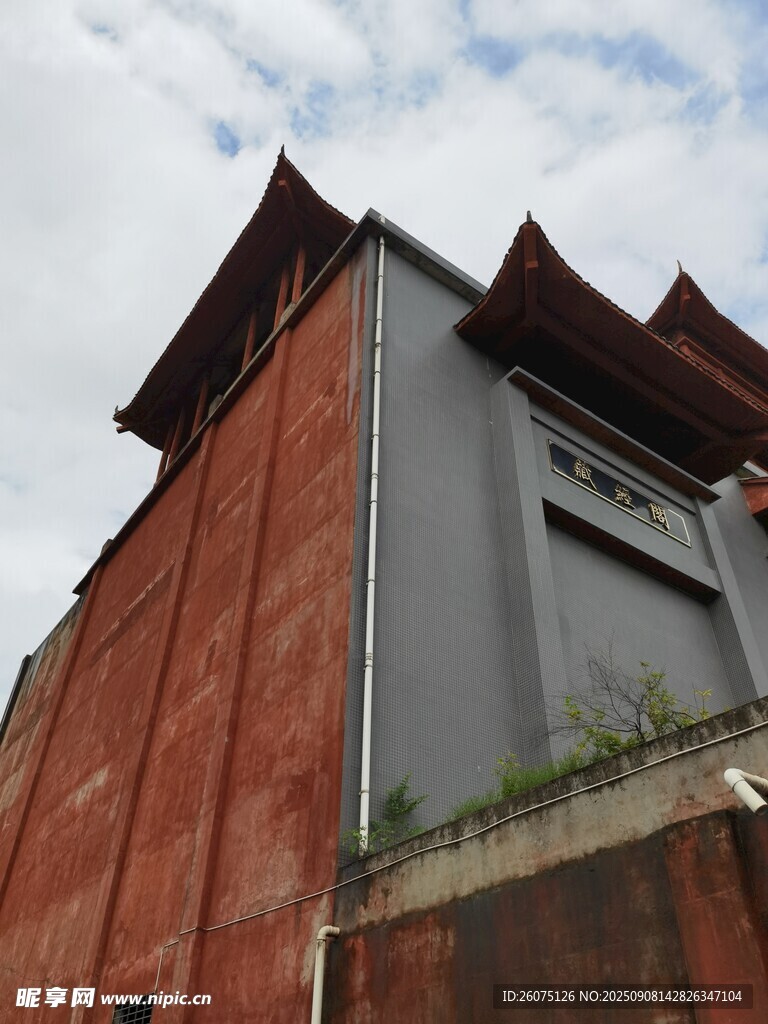 红砖红墙灰墙建筑外观