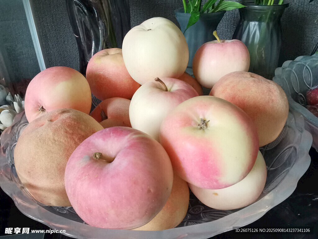 一盘新鲜粉嫩的水蜜桃与苹果