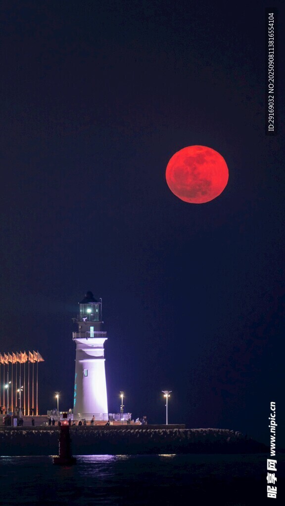 月夜灯塔旁的红月景观